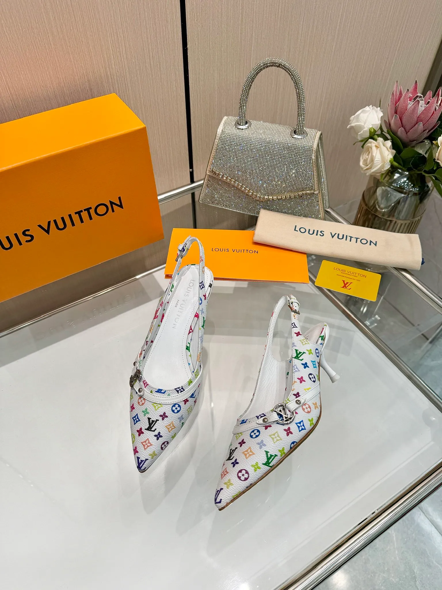 👟👟Ex-factory price 640👟👟Purchase level], Louis Vuitton 2025 official website early spring series! Perfect last shape, new pointed toe🆕, the official website is updated simultaneously. The small pointed toe is matched with a hollow leather strip and a small square buckle to adjust the elasticity. LV hardware "logo" is embellished. It is full of details and a visual feast. 💯It is difficult to conceal the elegant temperament of LV. It is comfortable and easy to wear, and full of femininity. The new original reverse mold last has the ultimate 1:1 shape, exquisite workmanship, and imported high-end fabrics showing exquisite texture! Fabric: Imported lambskin, cow patent leather/Presbyopia/denim. High-quality soft sheepskin lining. Feet: imported goatskin, Italian genuine leather outsole. 5.5 lacquered heels. Number of yards: 34-41 (34.40, 41, customization is non-returnable and non-exchangeable)